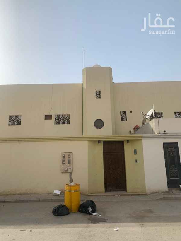 1519839 دورعلوي مجلسين و مقلط وصاله وغرفتين نوم وحوش ارضي وسطوح مدخل خاص عداد مستقل
للاتصال مكتب الزهراني 0505660681