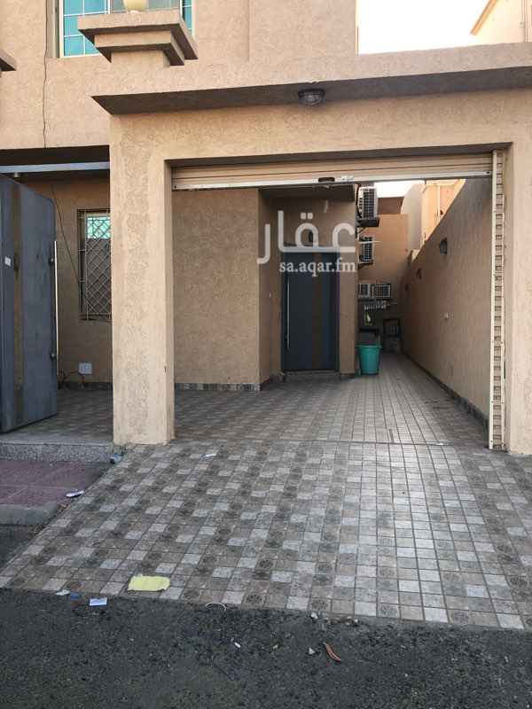 1421185 دور ارضي خمس غرف وصالة كبيرة ومطبخ راكب ومكيفات ومدخل سيارة واجة شرقيه مقابل حديقه