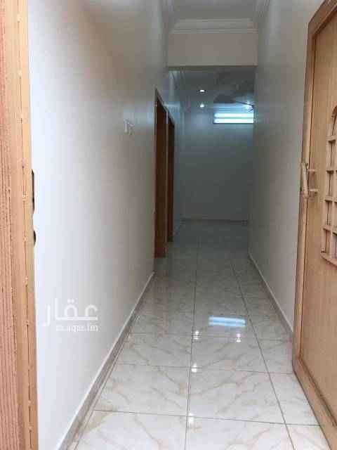 1565522 شقة ارضية واجهتين بلاطة وارتدادين ٤ غرف وصالة ومطبخ و٣ دورات مياه