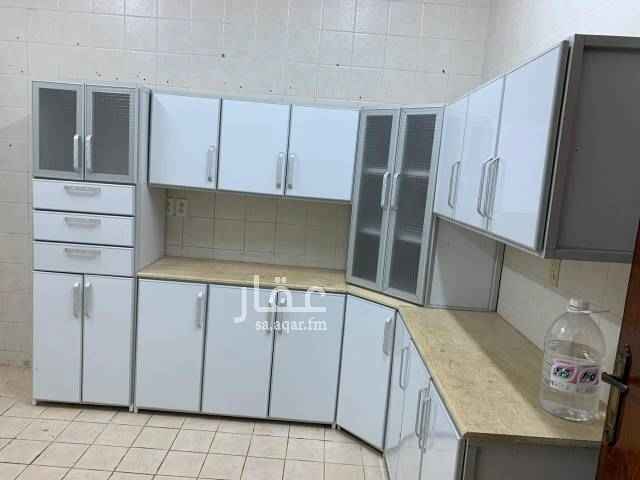 1670180 دور اول مقابل جامع والدار النسائيه بالجامع مطبخ جاهز ٣ غرف وصاله ومطبخ وحمامين ومستودع الدرج ٩*٣ كبير وسهل