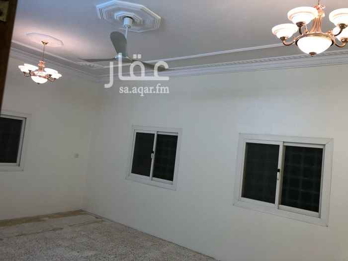 1733674 شقه خمس غرف مطله ولها سطح كبير ومواقف سيارات
متوسطه المدارس والخدمات
