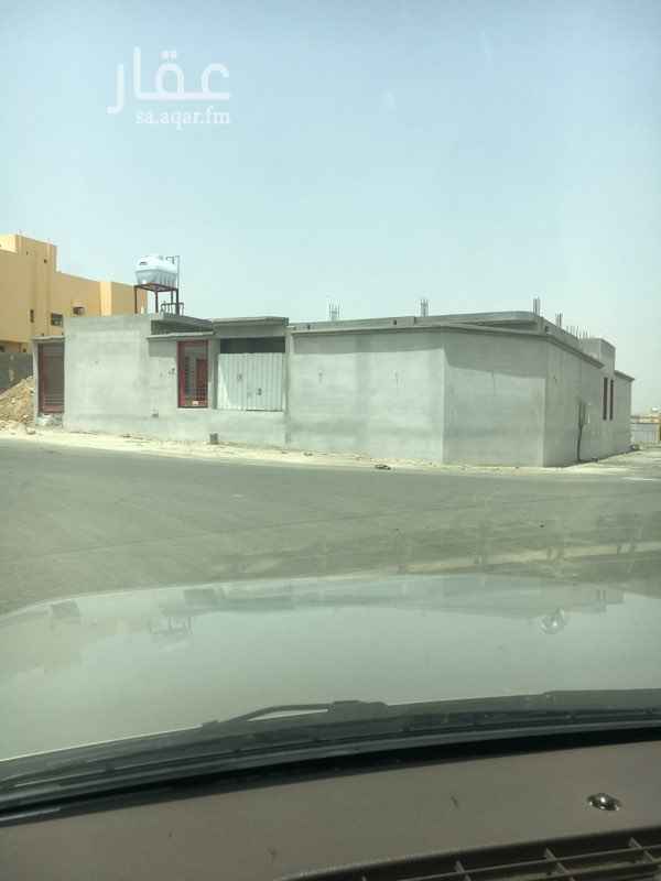 1412870 دور ارضي مكون من مدخل سياره ومشب نار وعدد ٦غرف من غير صاله كبيره وسط البيت ومدخلين رجال ونساء وتقع علي ٣ واجهات شارع شرقي عرضه٢٠ متر وشارغ شمالي عرضه ١٥ متر واممر غربي ٦ متر مليسه بالكامل مؤسسه سباكه وكهرباء ويوجد عداد كهرباء شغال ويوجدد تاسيس شقتين دور ثاني كل شقه خازن ماء يسع ٨٠طن