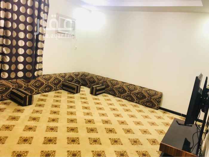 1342076 فله روف بمساحة 221م مع سطح مساحته اكثر من 100م
عدد سبع غرف كبيرة واربع دورات مياه وغرفة شغالة بدورة مياه