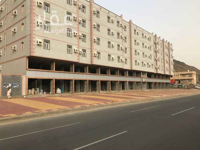 988522 عمارة تجارية سكنية مكونة من 47 شقة ثلاث مصاعد مدخلين للعمارة
2 سلالم دفاع مدني بيتين درج كل شقة مكونه من عداد كهرباء مستقل
اجار الشقق بالكامل بدون المحلات سبعمائة الف ريال قابل للمفاوضه