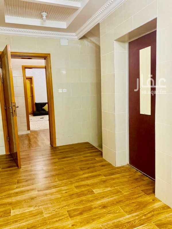 1582655 *عمارة في الشرائع بمكة المكرمة مخطط (١٠) ( داخل حدود الحرم )*
*دورين وملحق *
*مساحة الأرض / ٦٠٠ م *
* عمر العمارة / ٥ سنوات تقريباً*
*بها مصعد جاهز التأسيس والأبواب ومدفوع للشركة دفعة أولى ١٥الف ريال*
* تقع على شارعين ٣٢ شرقي وشارع ٢٠ جنوبي *
* مؤسسة على ٥ أدوار *
الدور الأرضي يتكون من ستة محلات تجارية على شارع ٣٢ وخلف المحلات شقة لها مدخلين ، قسم الرجال /مجلس ، مقلط، دورة مياه،
قسم النساء/ صالة كبيرة ، غرفتين ، مطبخ ، حمام
الدور الأول يتكون من شقتين وكل شقة لها مدخلين و٥ غرف
قسم الرجال /