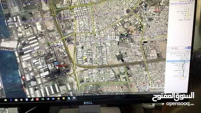 1688318 جدة ،حي الثعالبة ،على اربع شوارع ، تبعد عن البوابة الرئيسية لميناء جدة الاسلامي 2000 متر ،يوجد عمارتين نظام مكاتب ومعارض على مساحة 3000 متر مربع من إجمالي مساحة الأرض.