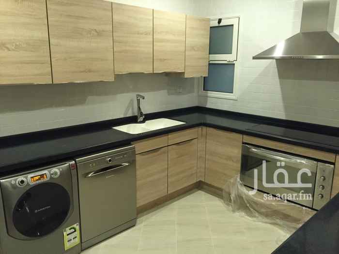 1568994 شقة مميزة مكيفة بالكامل تكييف مركزي حار وبارد (غرفة الخادمة تكييف سبيليت حار بارد)، مطبخ الماني عالي الجودة مجهز بكامل الاجهزة الكهربائية، غرفتين نوم وغرفة خادمة، مجلس،صالة طعام، صالة استقبال، دورتين للمياه ودورة مياه للخادمة، ستالايت مركزي، المرافق تشمل ساحة العاب للأطفال، ممشى رياضي، مكب نفايات مواقف سيارات بالقبو مغلقه ببوابات، دخول المبنى ببطاقة ذكية وارقام سريه. كامل المبنى مجهز بانظمة للحريق مع حساسات حريق وطفايات داخل الشقق. يتوفر بالمجمع امكانية إستأجار غرف مخصصة للسائقين