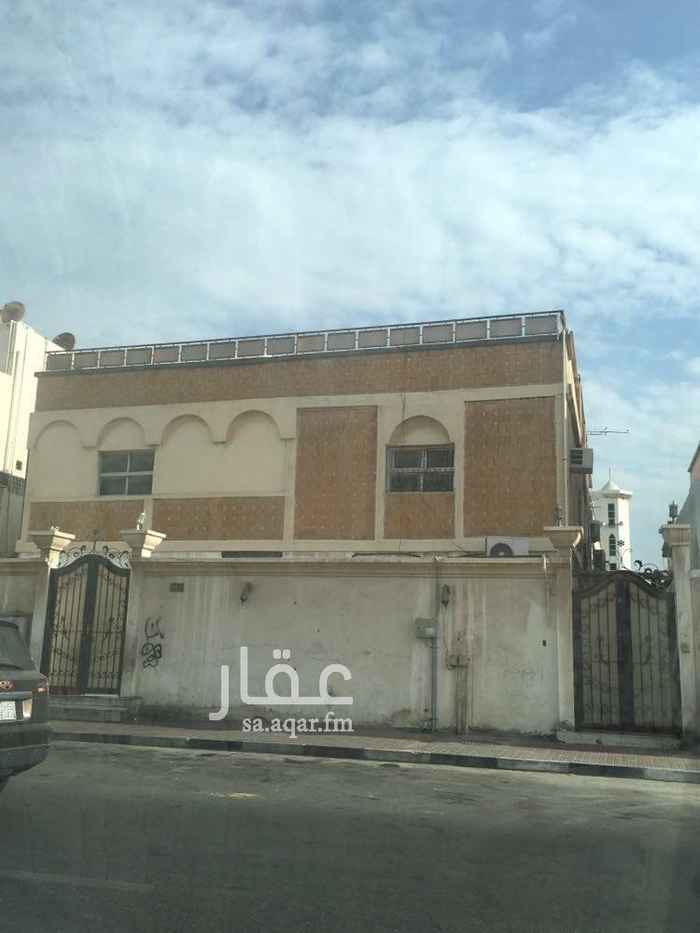 1583717 عماره مكونه من دور ارضي وشقتين في الدور العلوي. الدور الارضي عباره عن حوش و٤غرف ومجلس ومقلط وصاله و٣دوراة مياه ومطبخ ومستودع والشقه الواحده عباره عن غرفتين نوم ومجلس وصاله ودورتين مياه و٣مداخل عمر العماره ٤٠ سنه العماره اساسها قوي جدا ومن البناء القديم القوي بحاجه الى ترميمات لخروج المستأجرين حديثا السوم وصل ٦٠٠ صافي والبيع قريب للصامل
