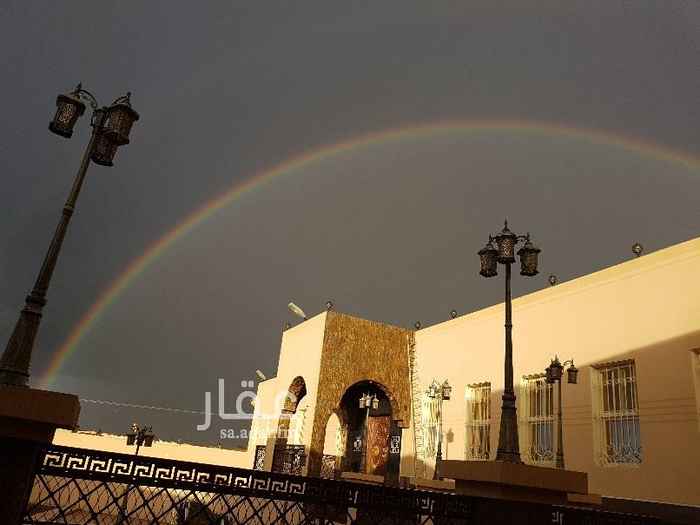 1426931 أستراحة فاخرة جدا جدا و مؤثثة و مشطبة و جديدة و أثاثها فاخر و كبيرة بناء شخصي قسمين مع أحواش كبيرة في راس بلك مقامه على ٣ أرضي
مع شقة أرضية بمداخل مستقلة و ٥ غرف ٢ دورات مياه
و ٤ شقق سكن عمال كل جناح ٢غرفة و ٢حمام و مطبخ
و مساحة البلك كامل ٥٧٨٠ متر محوش بسور مرتفع و راقي على ٤ شوارع كل شارع ١٥ م المساحة المتبقية بدون بناء حوالي ٣٥٠٠ م تصلح لعمل مجمع سكني كبير الحي هادي و راقي و مخدوم بالصرف الصحي و الهاتف و الكهرباء
المطلوب بيع البلك مع الاستراحة و الشقة و السكن