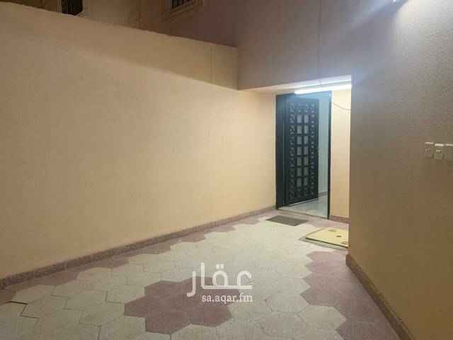 1700052 دور علوى ٣ غرف نوم مع مجلس رجال ومقلط وصاله كبيره وغرفة خادمه وغرفة مستودع و٤ حمامات وغرفة غسيل ملابس وحوشين فى السطح ومطبخ راكب مدخل خاص مستقل ومدخل سياره عداد كهرباء مستقل جميع الغرف مكيفه يوجد بها ٣ مكيف صحراوى ممدد للصاله وغرف النوم والسطح يوحد بها دش ممدد الاسلاك لجميع الغرف والصاله قريبه من مستشفى الملك فيصل التخصصي ومستشفى الملك خالد الجامعى ومستشفى الشميسي والديوان المالكي.
