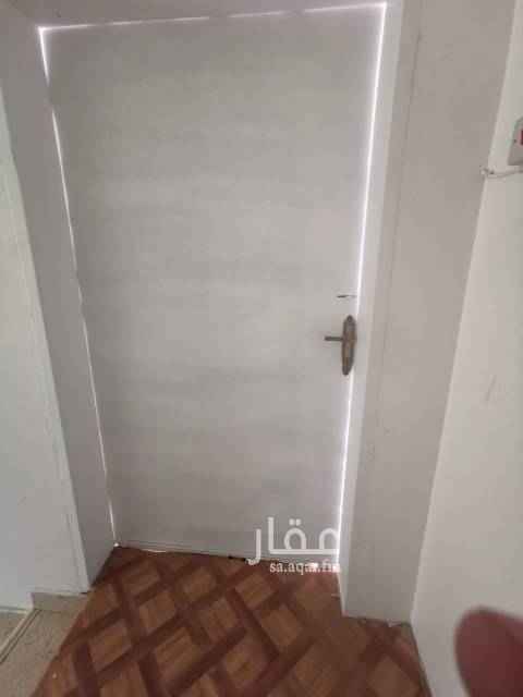 1686199 للايجار للاجانب عوائل فقط شقه في فلا عباره عن غرفتين وحمام وصاله وخيمه بالسطح مكيفات موجوده والشقه مجدده بالكامل ....
عداد الكهرباء مشترك ومدخل مشترك مع الدورالعلوي دفع الايجار سنوي او شهري ..