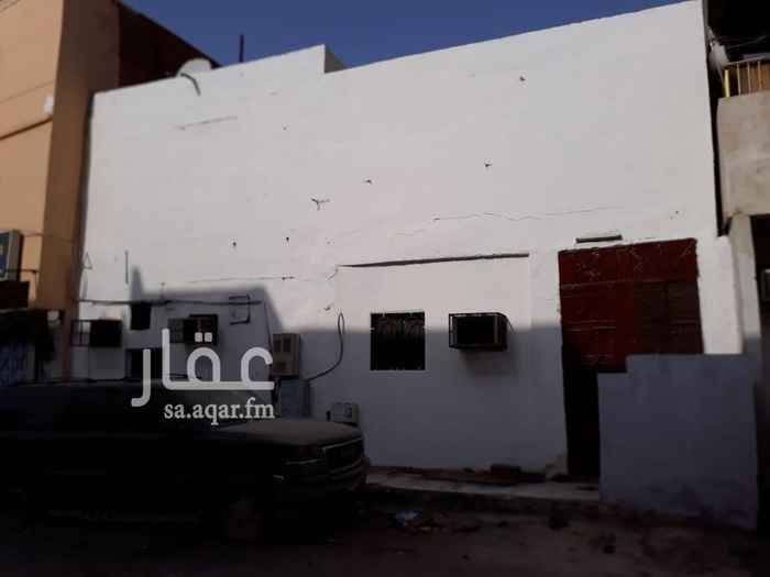 1700913 بيت شعبي استثمار في خل غليل في شارع رئيسي المؤدي إلى كبري الميناء قريب من مطعم الجنوب وسوق الاهدل
يتكون من دورين
الدور الارضي عدد غرفتين وحمامين وصالة 4*5 كل غرفة بمدخل خاص
الدور الاول عدد غرفتين وصالة 6*4