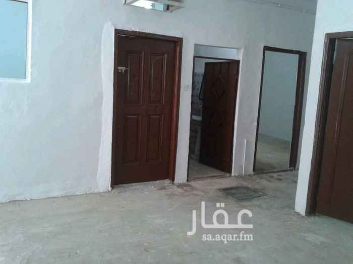 1401167 دور ارضي للايجار للعزاب خطوات من سوق عتيقة وقريب من الخدمات مجدد بويه وكهرباء وسلامة. الرجاء الاتصال بالله تامر للمعاينة على هاتف 0560344782