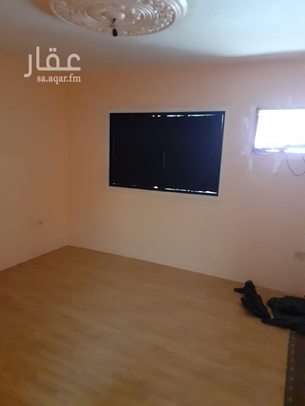 1681408 للعوائل او العزاب الدور الاول شقة كبيرة خمس غرف ومطبخ وحمامين مباشرة على شارع تجاري (شارع عبدالرحمن السديري) امام مسجد الشعيبي شارع حيوي تتوفر فيه جميع الخدماتمطلوب ٢٠٠٠٠ الف رقم التواصل0506122999 ، 0563052465