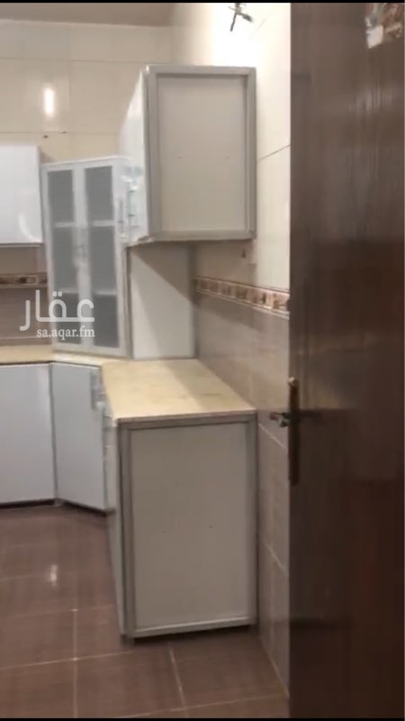 1684122 شقه للايجار جديده مرممه بويه مع تركيب مطبخ جديد
اربع غرف وصاله مع حمامين ومدخلين
الدور الثاني لها اطلاله رائعه
تتوفر جميع الخدمات بالقرب من الشقه