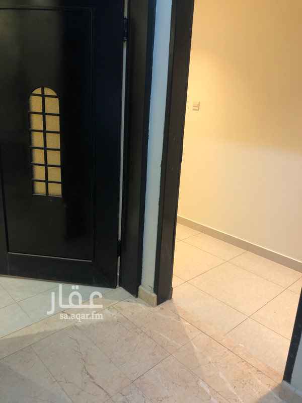 1578629 شقه في فيلا قريبه من مسجد حي النرجس دور ثاني مكون من مجلس ومقلط وصاله ومطبخ راكب وغرفتين نوم الغرف كلها واسعه