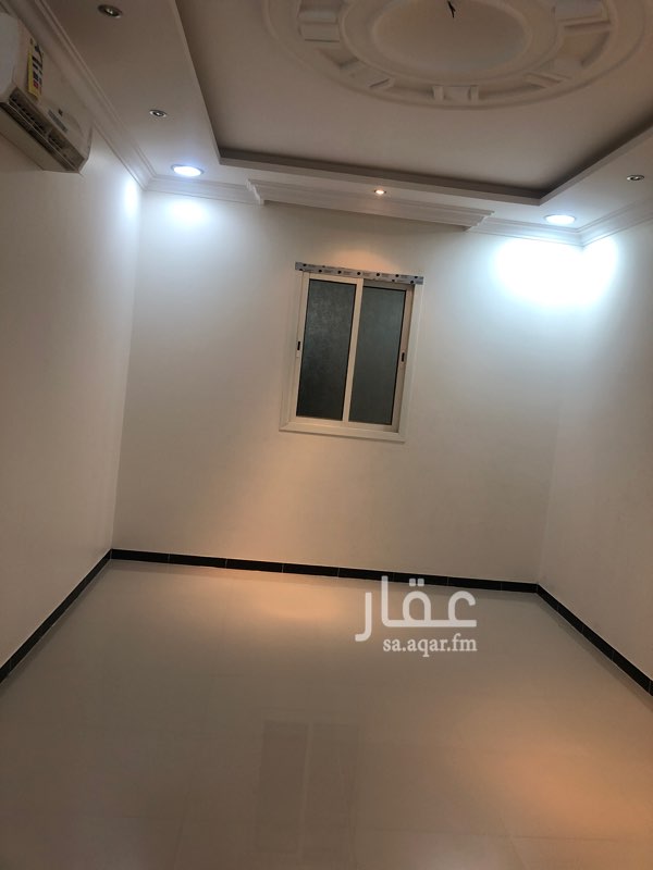 1578806 شقه في عماره لها سطح خاص مكونه من مجلس وصاله وغرفتين نوم ومطبخ المكيفات والمطابخ راكبه