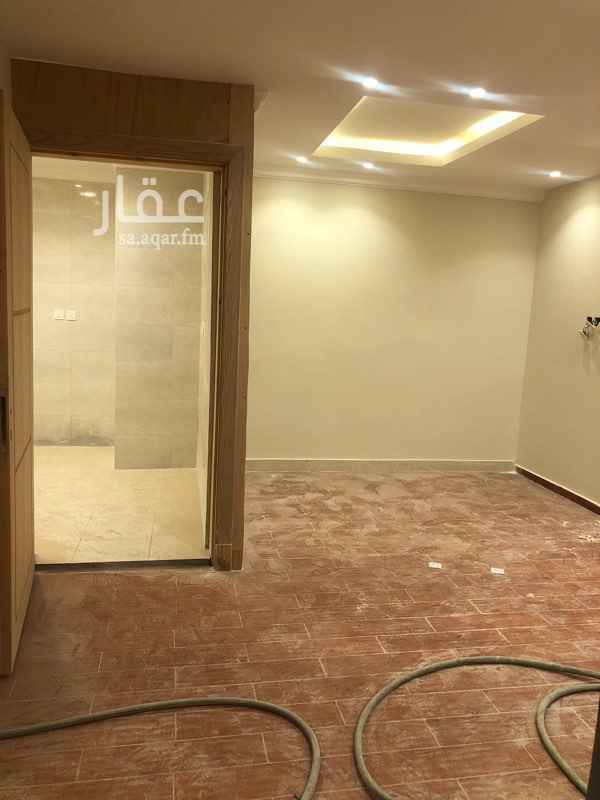 1585493 شقه في فله بحي النرجس دور اول المكيفات والمطبخ راكبه ويوجد دولاب ملابس في احد غرف النوم وشباك فيه شترات الي الشقة مكونه من مجلس و غرفين نوم وصاله ومطبخ ودورتين مياه