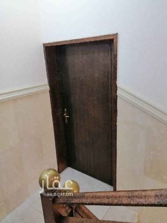 1475538 شقه دور ثالث خمس غرف وثلاث دورات مياه ومطبخ ومستودع مدخل مشترك مع الدور الثااني الكهرباء والماء مستقله والسطح مستقل قريبه من الخدمات والمدارس والمسجد