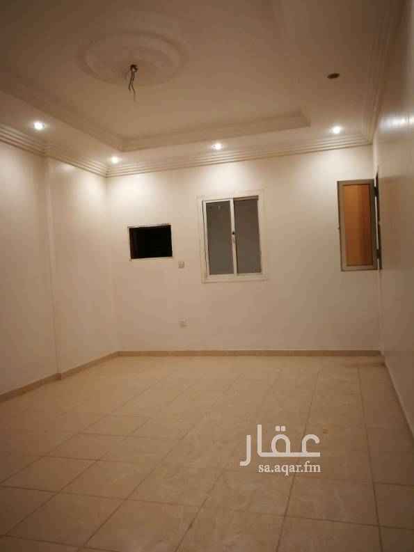1584385 شقه مكونه من أربع غرف وصاله موزع ودورتين مياه ومطبخ.
بها عداد كهرباء مستقل ومصعدين بالبنايه والماء متوفر طوال العام ومواقف سيارات متوفره.
الشقه بالدور الرابع واطلاله من الشبابيك لعدم وجود مباني أمام البنابه