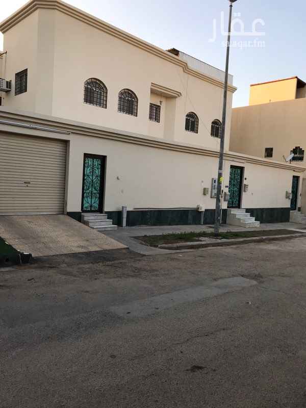 1301935 ♻️ فيلا دورين مفصولين ⭕️⭕️ للبيع⭕️⭕️ حسب المواصفات التاليه :👇👇👇👇
♻️ الارضي يتكون من خمس غرف وصاله ومطبخ و٣ حمامات مع حوش ومدخل سياره .
♻️ العلوي يتكون من خمس غرف وصاله ومطبخ و٣ حمامات مع غرفه وحمام بالسطح .
🛑🛑🛑 العقار ليس عليه قرض عقار ( حر ) 🛑🛑🛑