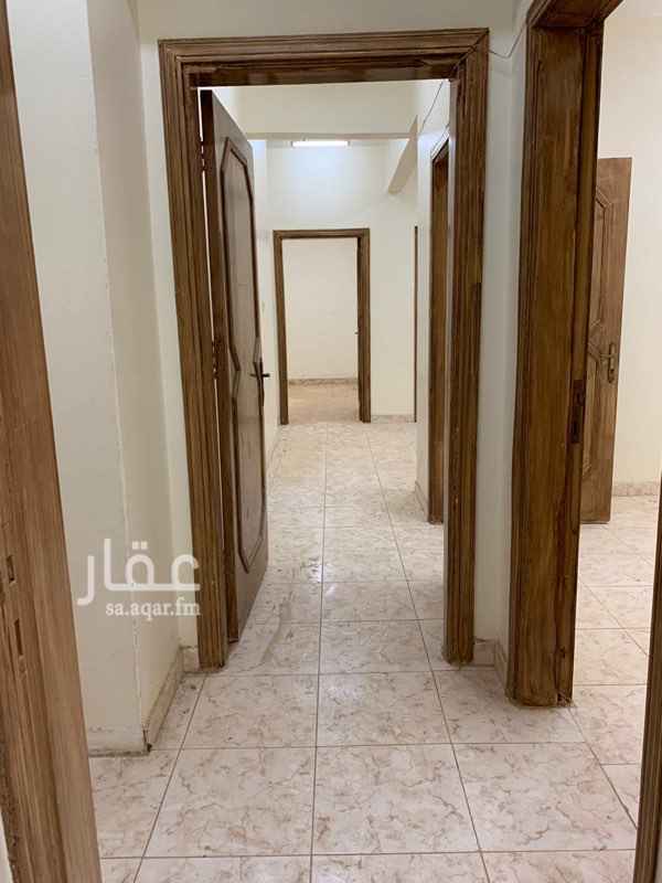 1756073 شقه في الدور الاول
مدخلين. الدور مافيه الا شقتين
مجدده عداد مستقل