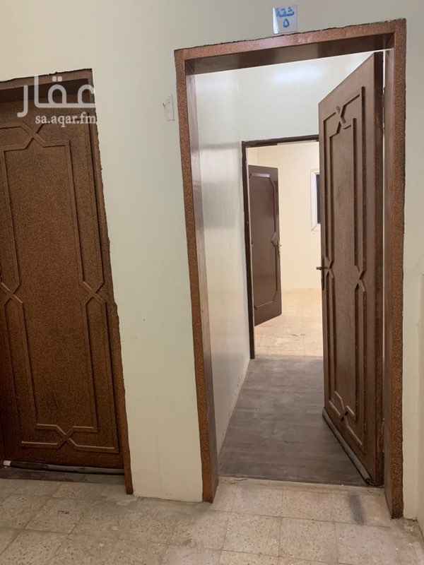 1756131 مدخلين لا يوجد الاشقه واحده في الدور. تابع لها سطح