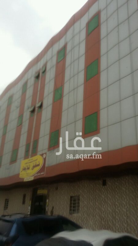 1581110 ثلاثه غرفه نوم وصاله حمامين مطبخ راكب مكيفات راكبه نظيفه جدا عامل نظافه للعماره في الأسبوع مرتين ينظف العامل عوايل قدامهامسجد ارضيه الشقه مقابلها خدمات ممتازه جدا