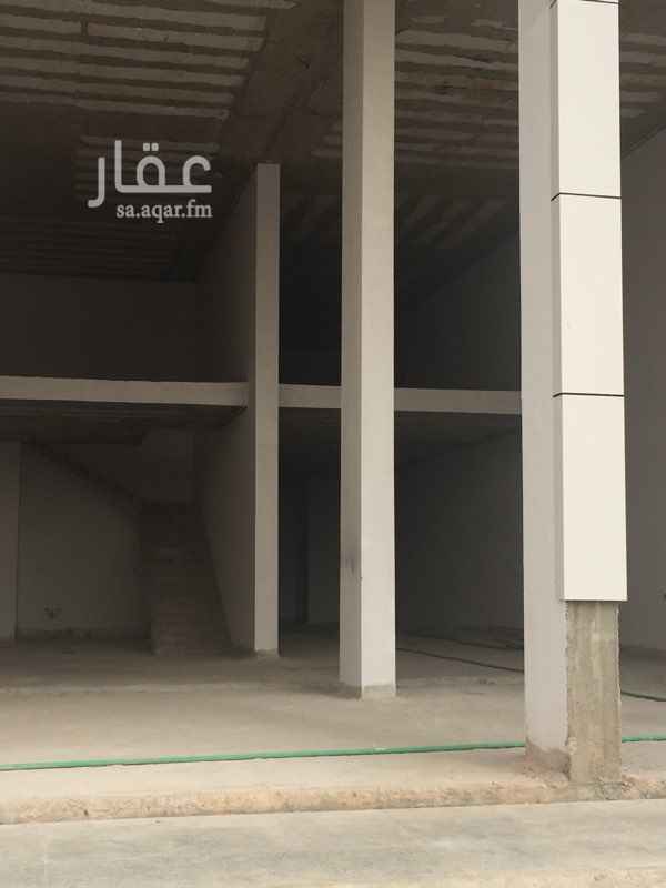 1389655 المحل ميزانين لم يستاجر من قبل جديد واسع ومنظقته ممتازه وفيه عروض للصامل وعندي محل اخر مساحته ٢٠٠ م الاجار ١١٠ الاف