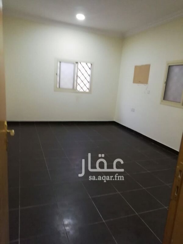 1295582 شقة عوائل
غرفه و صالة و دورة مياه ومطبخ
حي الحمراء
شارع الشيخ حسن بن حسين بن علي