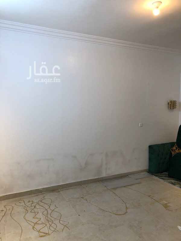 1644001 يوجد مدخلين في الشقه ويوجد سيب خاص للمستاجر يوجد مطبخ حاهز ومكيف شباك