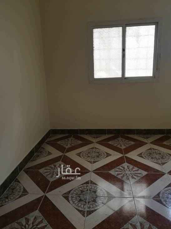 1581124 شقه للأجار. ثلاثه غرف ومطبخ وحمامين. مجدده... نظيفه. جبس. انوار اسبورت.. نظيفه وموقع ممميز