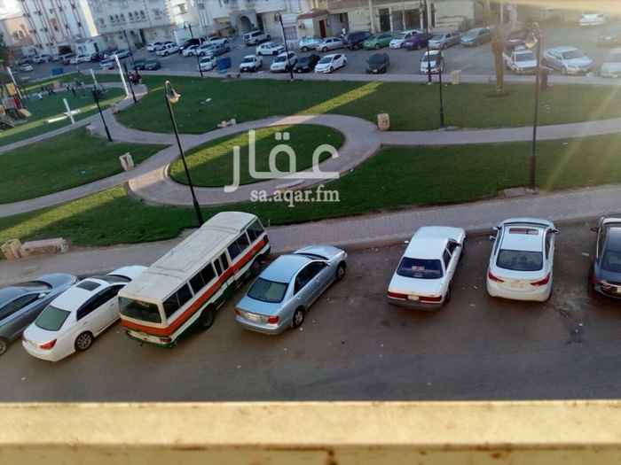 1758383 شقة مقابلها حديقة بجانب شارع تجاري ،
يوجد حارس خاص بالعمارة .