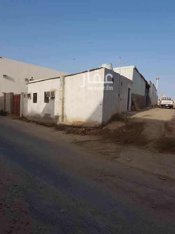 1519126 مستودع مساحة 350 متر مربع صافي من مساحة اجمالية 500 متر مربع مع عدد 2 غرف ومطبخ وحمام المستودع بعازل حراري واناره وتهويه ارضية المستودع صبه بوابة المستودع سحب 6 متر كذالك الارتفاع 6 متر على شارعين، المكان هادي جدا و امن ولله الحمد يوجد حوش مساحة 60 متر اضافه للمستودع وكذالك خزان مسلح للماء سعة ، 50 طن عداد كهرباء مستقل 100 امبير.