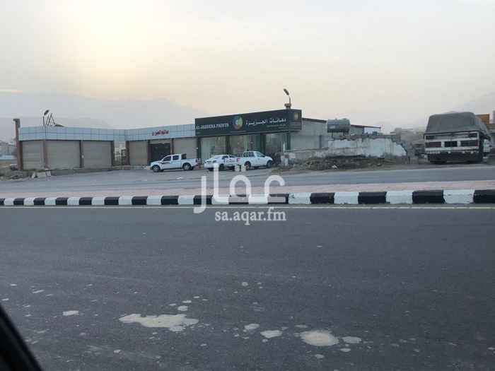 1592547 مجمع من سبعة محلات على ثلاث شوارع .
{المميزات} :
* مساحة كبيرة امام المحلات كمواقف .
*المحل 4٫5 متر * 10 متر
*الفتحات مقسة كل ثلاث بينها فاصل ومحل واحد لحاله .
*سكن خلفي يتكون من شقة وأربع غرف منفصلة ويمكن تأجيرها منفردة وخلفها ارض يمكن البناء فيها
*مستودع بمساحة (١٨ * ٨)بباب مع المحلات وباب خارجي سحب يتسع لدخول تريلا بحمولتها
*ارض المحلات بصك مستقل .
*خزان ارضي خاص وخزان للصرف(بيارة) اكرمكم الله خاصة بالمحلات والسكن
* كهرباء خاصة للمحلات
* يمكن تأجير محل واحد، ومن اراد المجمع فله عرض مناسب