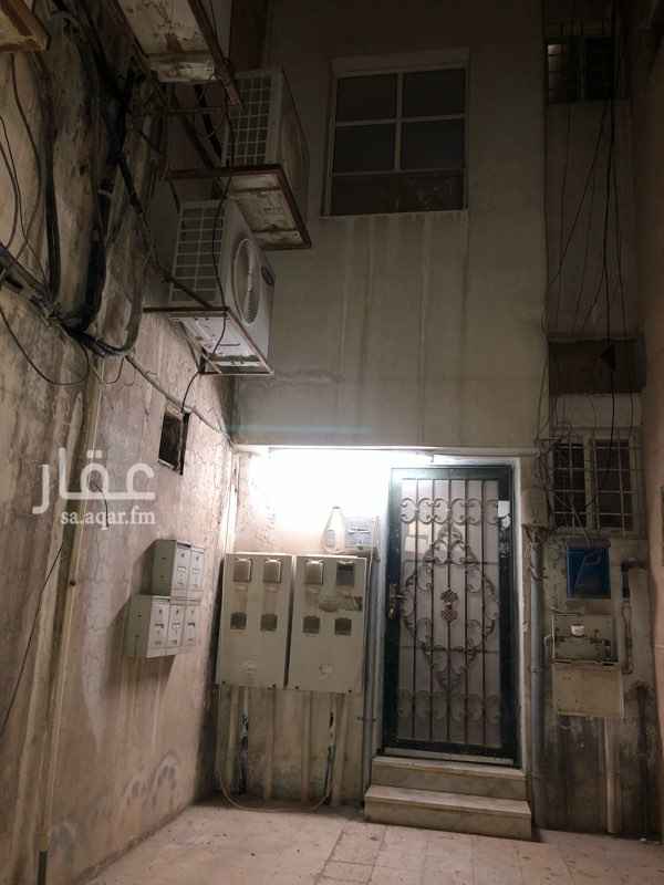 1493611 للايجار عزاب/ حي الربيع بالدمام (سويت مكون من غرفه وبوفيه وحمام دور ارضي او علوي ) شهريا(600) ريال يضاف ااستهلاك مياه شهريا (20) ريال كما يضاف شهريا الكهرباء مشترك مع 3 غرف تقسم الفاتور ه على/3 مستاجرين .