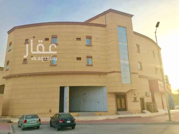 1758859 محل ميزانين مساحته ٩٥ متر مربع تقريبا، مع دورة مياه ومغسلة في عمارة رأس بلك على ثلاث شوارع وبجانب المحل خياط وصيدلية
