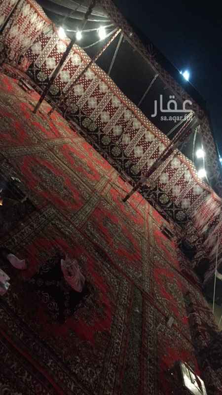 1330541 للرجال بيت شعر واسع مجهز بتلفاز ومكان لااشعال النار وبجانبه حفره للمندي وملعب طائره ودورة مياه ومغاسل
قسم النساء
مكان واسع بساتر طويل
بيت شعر بجلسه
وجلسه اخرى ارضيه
وجلسه ثالثه كراسي
وملاهي للاطفال
ودورة مياه ومغاسل جانبيه