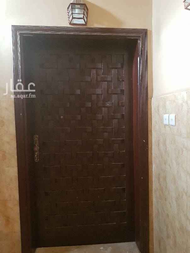 1737460 العمارة على الممشى بالضبط وقريب من مسجد وبقاله يوجد شقتين فاضيه الدور الثاني ولايوجد مصعد