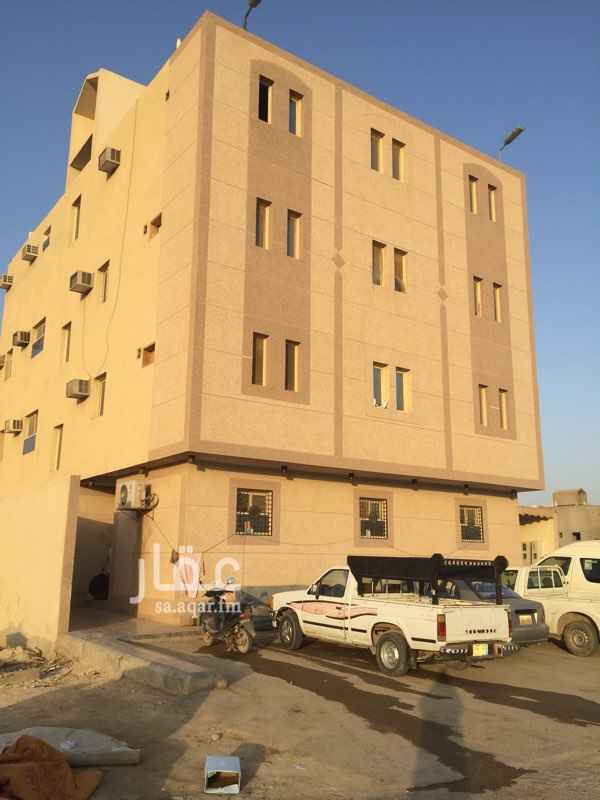 1588522 شقة في الدور الاول عزاب، مجددة. تحتوي على مكيفات ومطبخ راكب. الايجار يدفع كل ٦ اشهر.