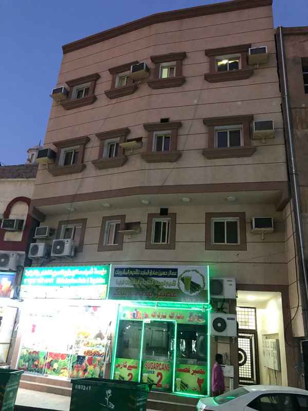 1575274 عماره في شارع مشعاب الصبيخة للبيع.
•في اول شارع مشعاب تقاطع ٥ و قريبه من مستوصف الشفا
•العماره عمرها سنه تقريباً على ارض مساحة ١٧٧م٢
•العماره ٤ ادوار و ملحق
•فيها محليين و ٨ شقق مؤجره بالكامل ب ٢١١٦٠٠
•فيها مصعد