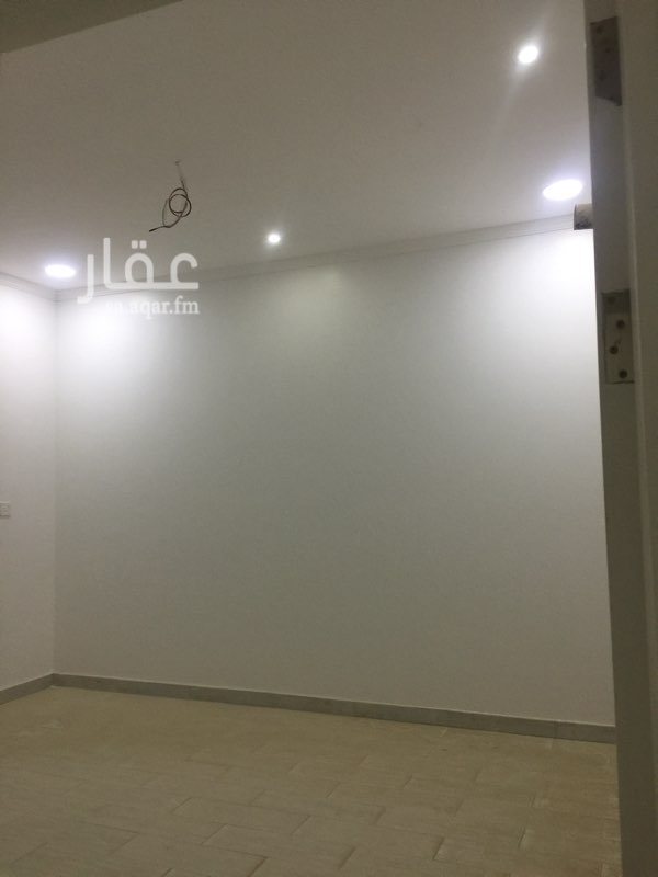 1693207 شقه دور اول تشطيب راقي
مصعد
٣ غرف نوم
مجلس رجال - مقلط - صاله
غرفه خادمه