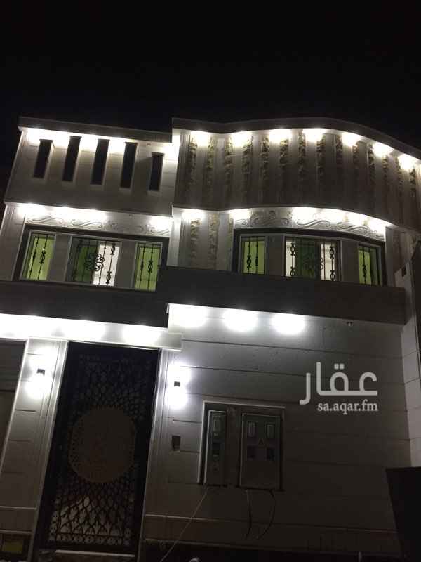 1702202 يوجد شقتين جديده كل شقه تتكون من مدخلين و 3 غرف وصاله و 2 دورة مياه اعزكم الله وكل شقه لها عداد كهرب مستقل الشقه العلويه معها سطح مستقل فيها والشارع 20 والموقع ممتاز ولا مانع لدي من الايجار السنوي او الشهري