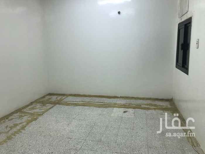 1451483 شقة في الدور الثالث نظيفة وعلى شارع تجاري مكونة من غرفتين وصالة ومطبخ ودورة مياه وقريبة من جميع الخدمات...تبعد مسافة قليلة من جامع الراجحي