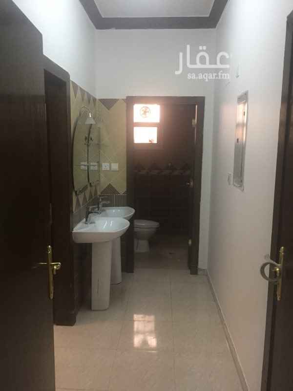 1702514 يوجد للإيجار شقة بفيلا نظيفه الدور الأول مدخلين لشقة قريب من جامع العُمري والخدمات موقع مميز مكونه من ثلاث غرف وحمامين ومطبخ وعداد الكهرب مشترك