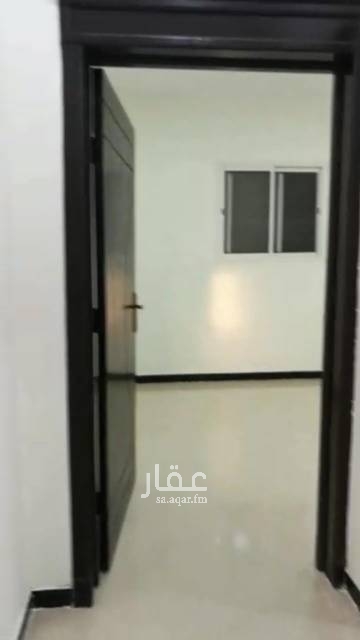 1662388 فيلا للإيجار في ظهرة لبن - شارع الطائف .
فيلا للإيجار بالكامل ثلاثة أدوار :
# الدور الأول : مكون من مجلس ومقلط وصالة ومطبخ وحمامين ومشب في الملحق وفيه ملحق آخر غرفة غسيل .
# الدور الثاني : مكون من صالة وغرفتين بينهم دورة مياه وغرفتين ماستر .
# الدور الثالث مثل الشقة فيها صالة وغرفتين بجانبهم دورة مياه
ومطبخ صغير وسطح .
* بدون مطبخ راكب وتكييف
** الشقة مع الفيلا على نفس الدرج الداخلي فقط .
الإيجار في السنة ب 52.000 ريال .
كل ستة شهور ب 26000 ريال .
و الشهري 4300 ريال .
للاتصال 0573316480
