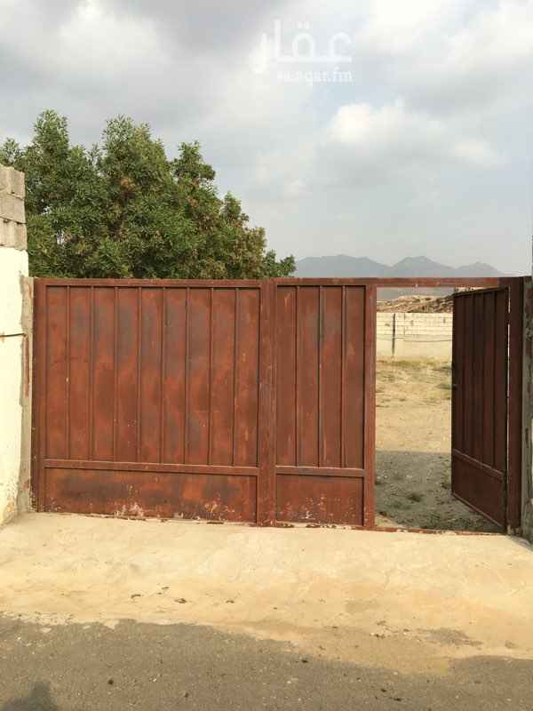 1351205 استراحة مكونه من غرفتين وصاله وحمام واحد ومطبخ تحضيري وحوش مساحة الارض 500 متر تقع الاستراحه على شارعين الاول عرض 8 والثاني عرض 12 ويقع مكان العقار مقابل محطة جندله ب القرب من مكتب الحياني والبيع قابل ل التفاوض وسمحح وشكرا والتواصل رقم 0569273677
