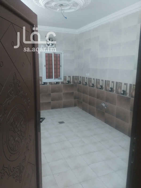 1402334 شقه للايجار في بطحاء قريش جديده مكونه من ثلاث غرف وصاله وحمامين ومطبخ
