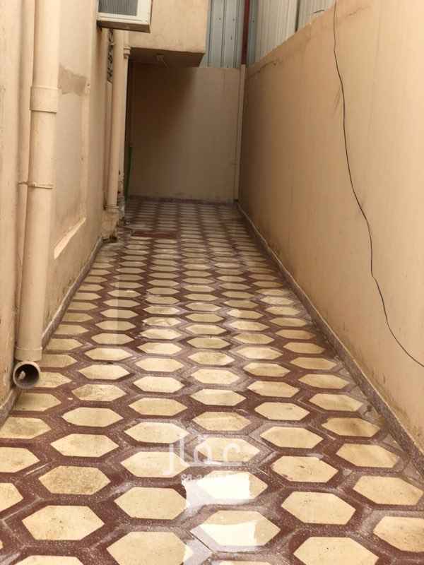1648168 سطح مشترك ويوجد به مطبخ، البيت بجواره مسجد قريب من الخدمات( مستشفى، مدارس، مطاعم، بقالات..)