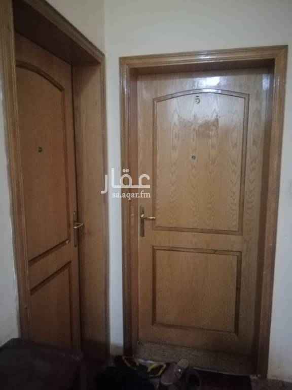 1745175 شقه من ٥غرف و غرفة خادمه و مطبخ و ٤ حمام
البيع بدون اثاث ولا مكيفات